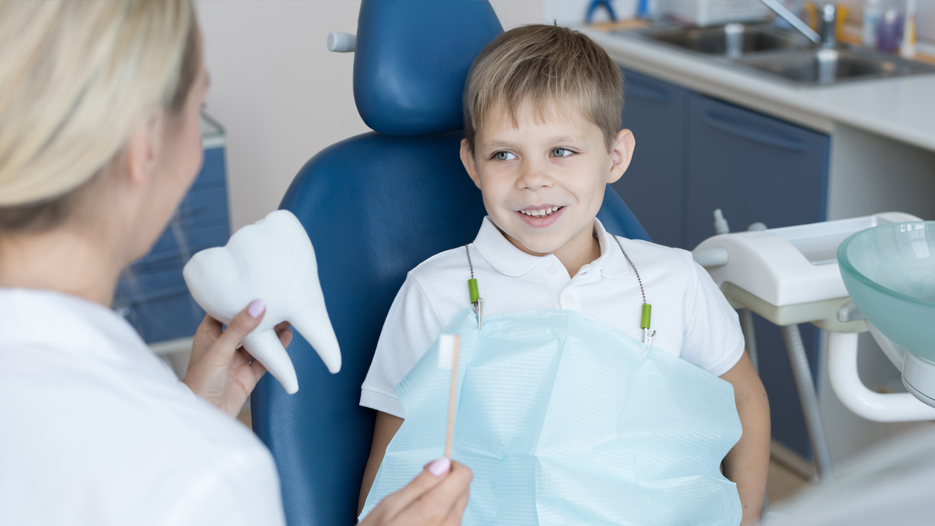 Porque é que as crianças devem visitar o dentista antes do regresso às aulas?